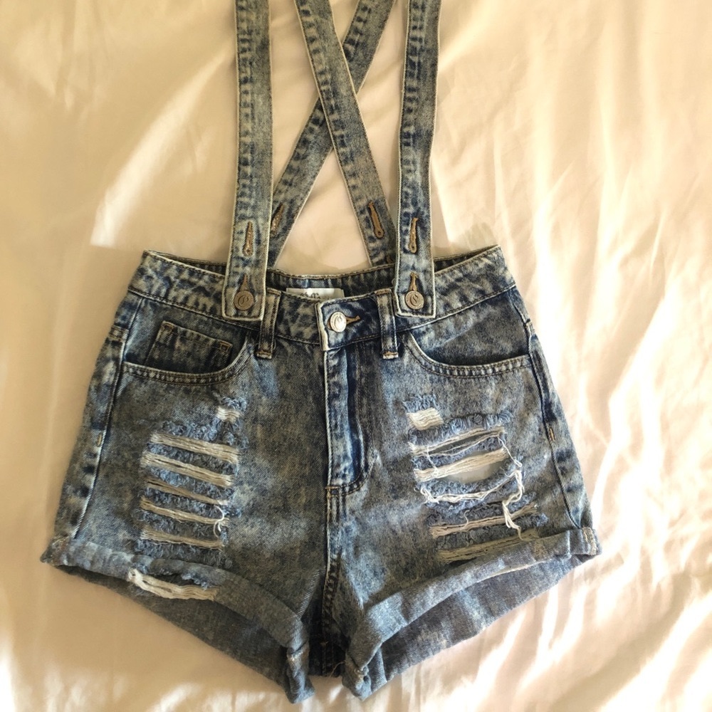 Acid wash jean shorts with detachable suspenders
